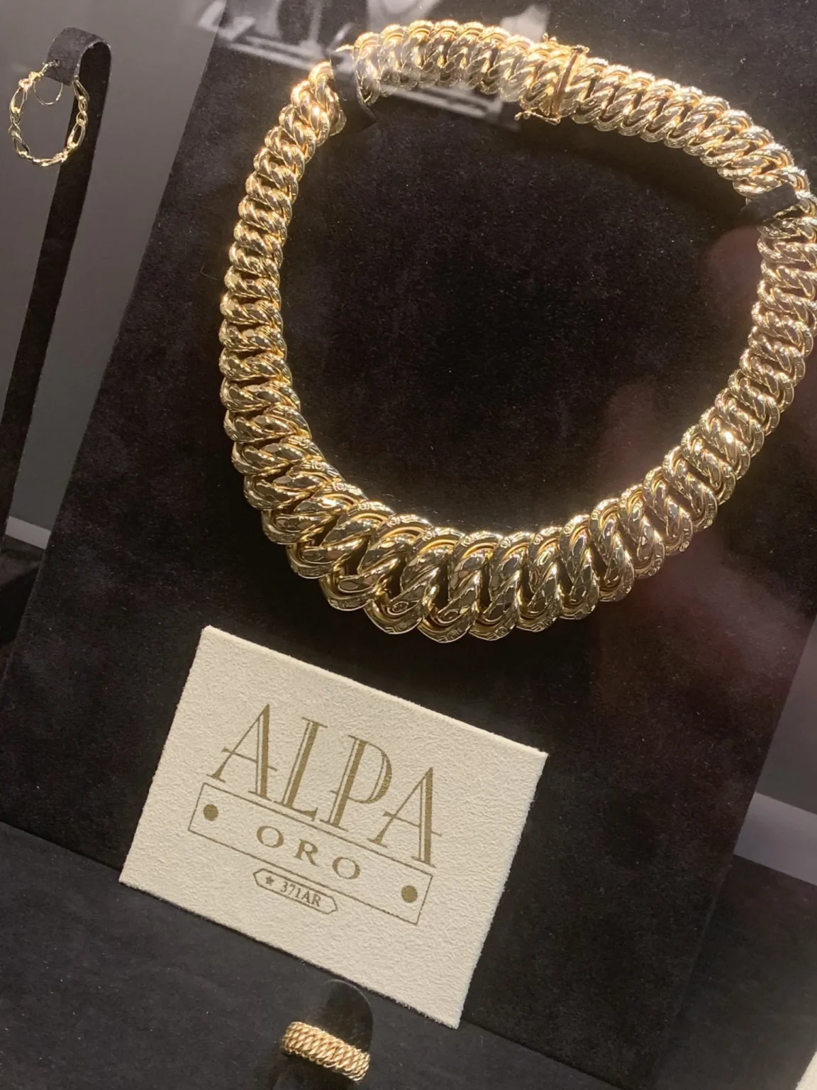 Gold price outlook linked to rate cuts and trade developments - Bpay News