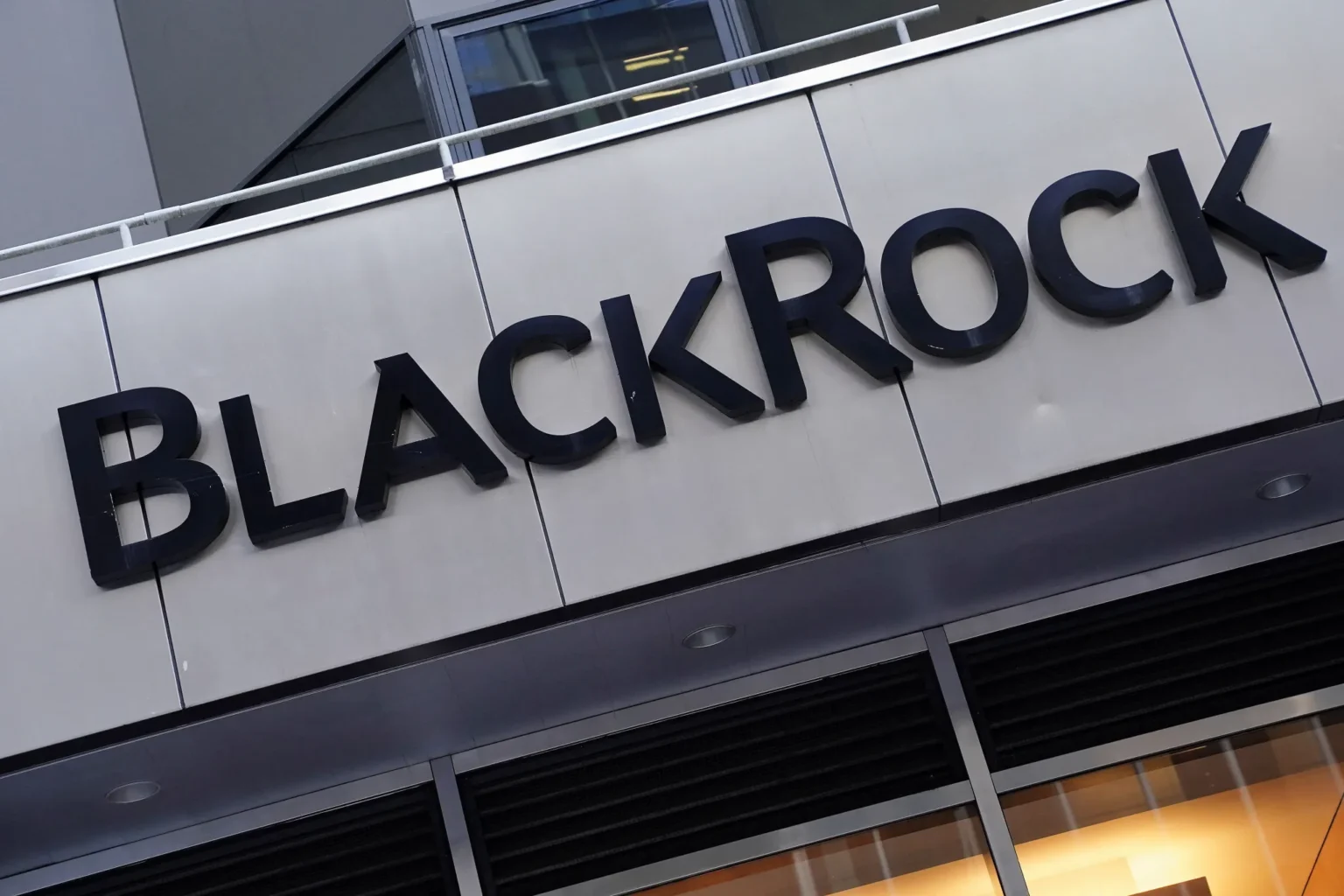BlackRocks IBIT ETF Soars into Top 20 with Record Inflow Surge - Bpay News