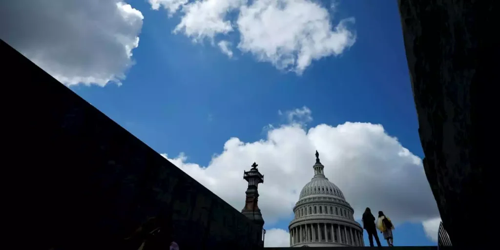 Investors Predict Lengthy U.S. Government Shutdown Amid Uncertainty