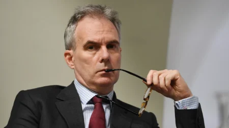 Bank of England Deputy Governor Broadbent Warns of Stablecoin Risks