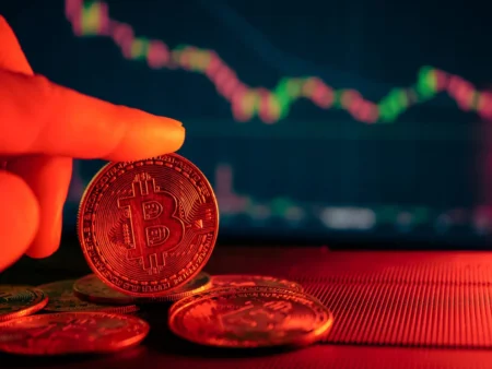 Bitcoin, Ether Face Pressure as Altcoins Decline, Futures Caution