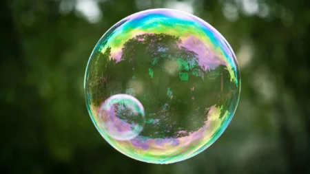 Cryptocurrency Cycle Top Emerges, AI Bubble to Drive Volatility