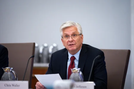 Federal Reserve Governor Waller Supports Rate Cut for Risk Management