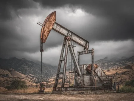 U.S. Oil Rig Count Falls by 12 to 407, Baker Hughes Says