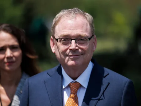 Hassett warns shutdown will shave 1.5% off Q4 GDP