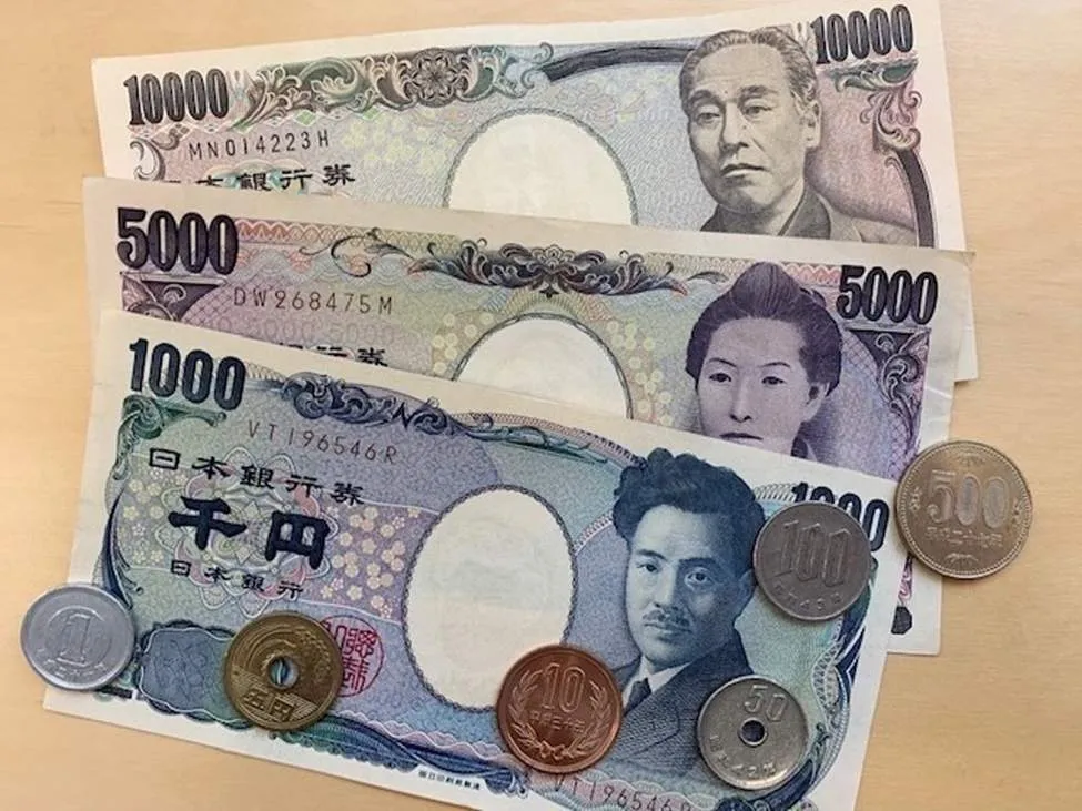 USD/JPY extends slide as the new week begins USD/JPY extends slide as the new week begins