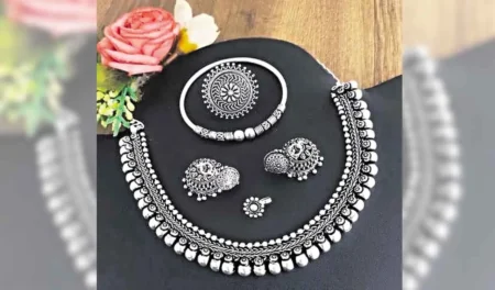 New York Silver Futures Rise 4% Intraday, Spot Silver Increases 3.62%