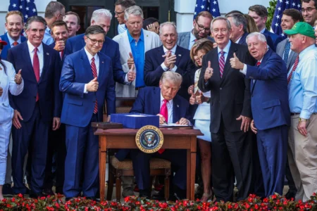 Trump Signs Bill to Reopen U.S. Government as Congress Focuses on Cry Trump Signs Bill to Reopen U.S. Government as Congress Focuses on Cry
