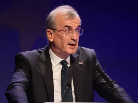 Villeroy Says Frances Economy Stays Strong Despite…
